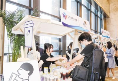 2021江門市商業(yè)發(fā)展大會(huì)舉行:推動(dòng)商貿(mào)行業(yè)交流合作 全面促進(jìn)消費(fèi)升級(jí)